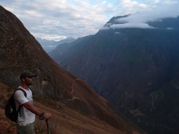 Pausa para respirar e admirar a paisagem da trilha de Choquequirao, no Peru
